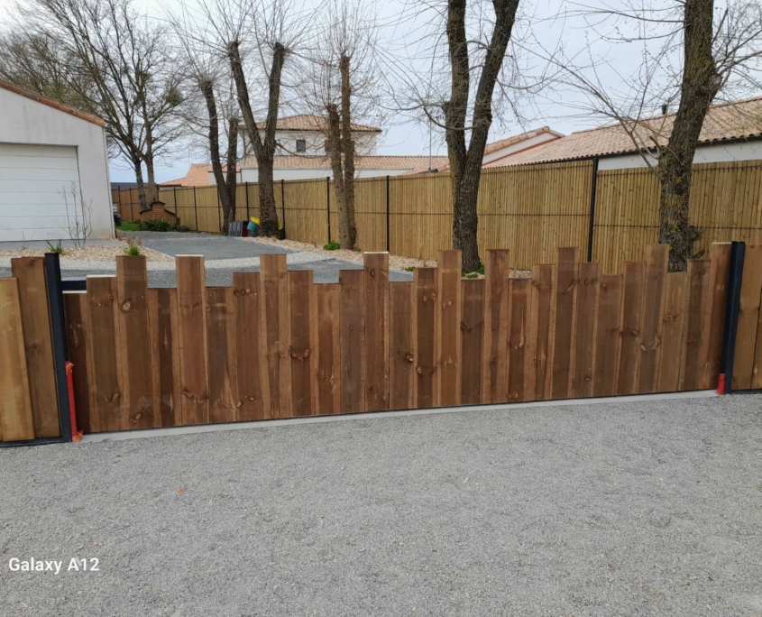 Portail coulissant avec structure en aluminium et habillage en bois, pour une entrée à la fois robuste et chaleureuse