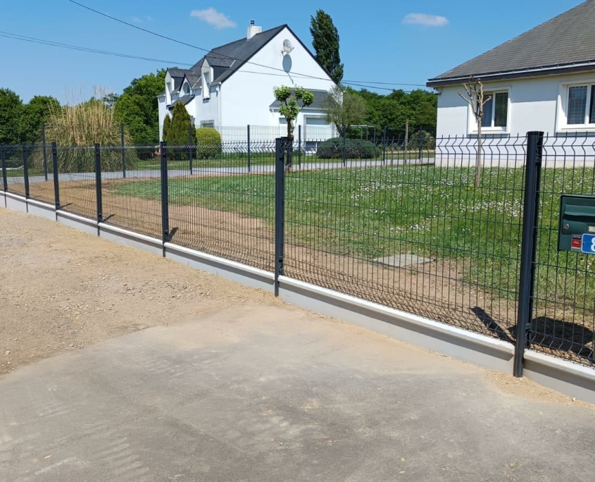 Pose de clôture rigide hauteur 1.23 avec plaque de soubassement béton