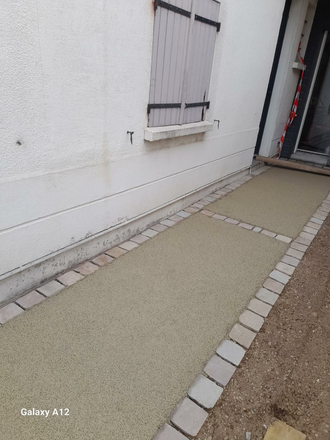 Allée en béton drainant et pavage périphérique